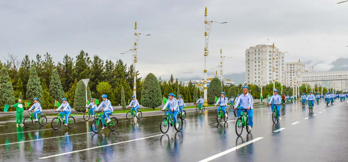 Türkmenistanyň Prezidenti Serdar Berdimuhamedow köpçülikleýin welosipedli ýörişe gatnaşdy